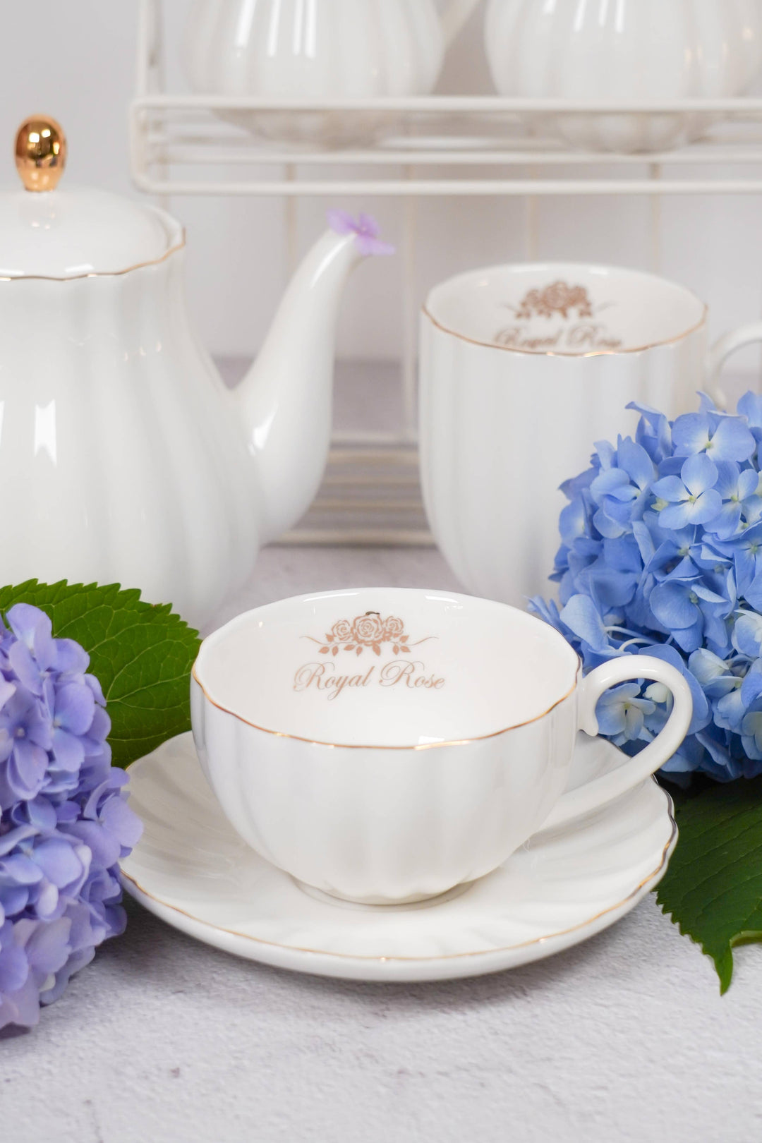 Royal Rose Tasse und Untertasse weiß mit Goldrand aus Bone China