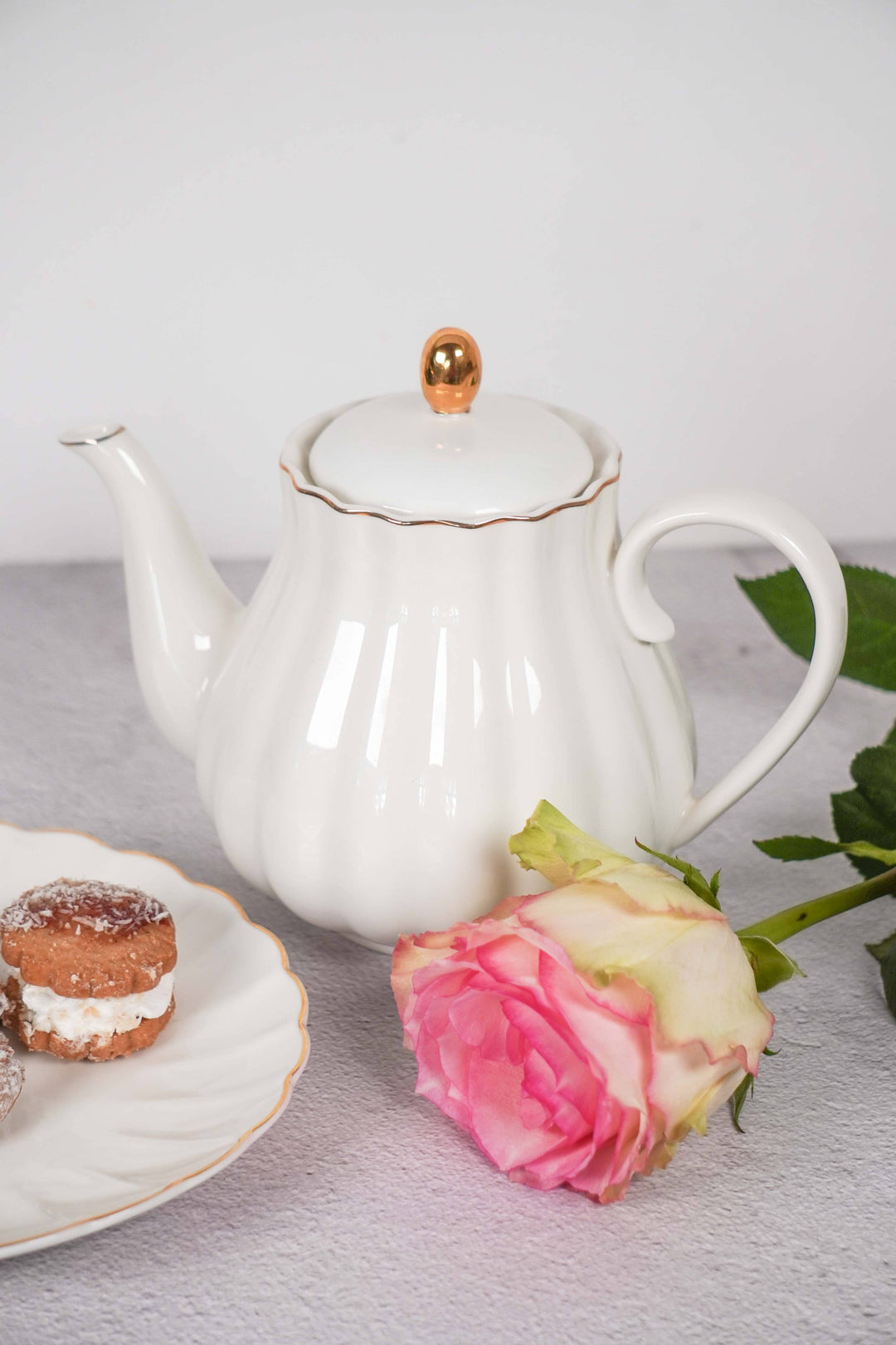 Royal Rose Teekanne weiß mit Goldrand aus Bone China