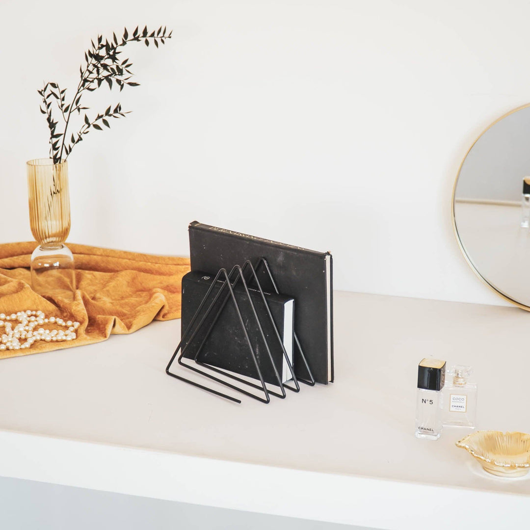 Schwarzer Zeitschriften-Organizer – Stilvolle Ordnung mit Glam-Faktor