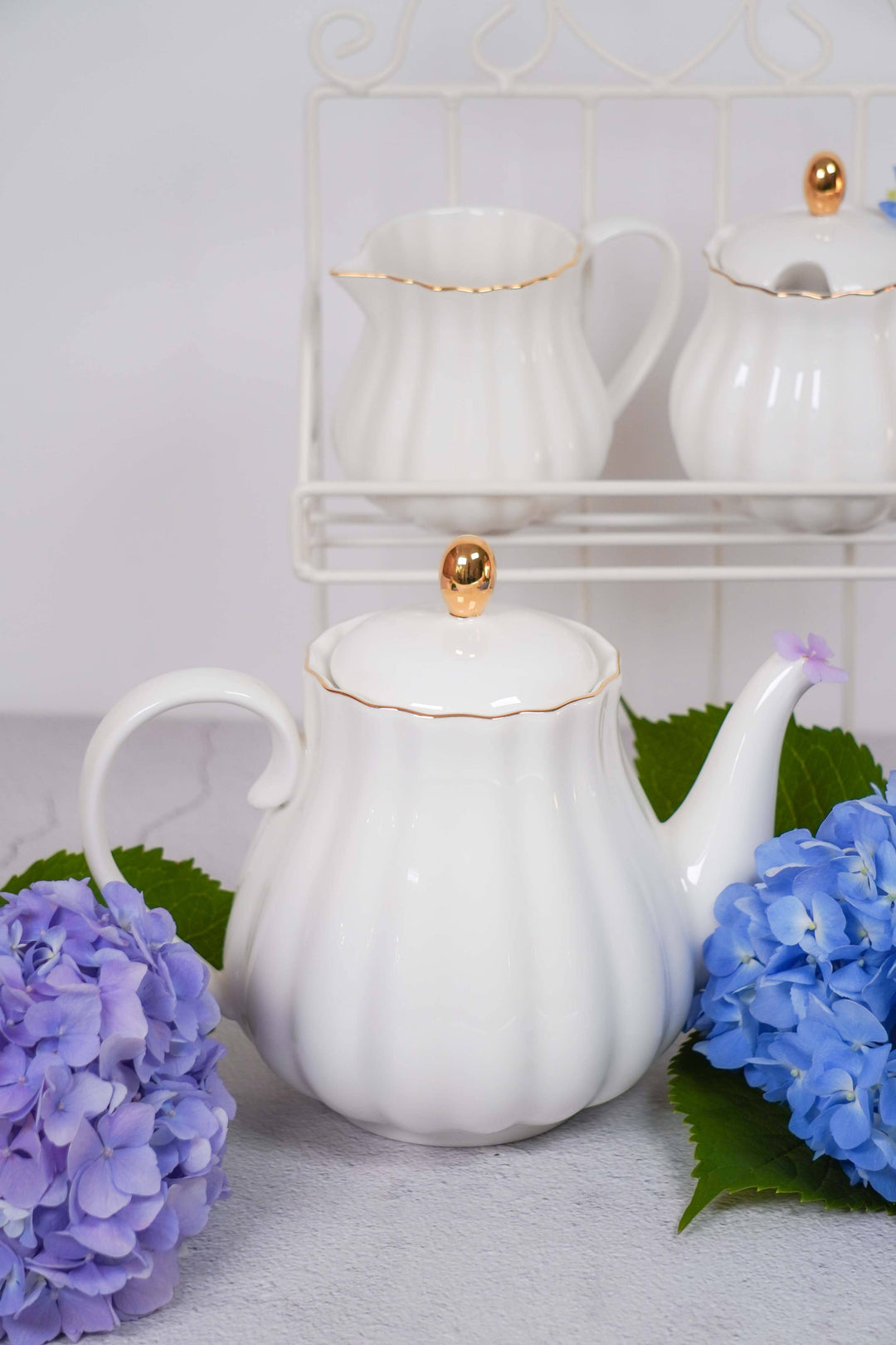 Royal Rose Teekanne weiß mit Goldrand aus Bone China