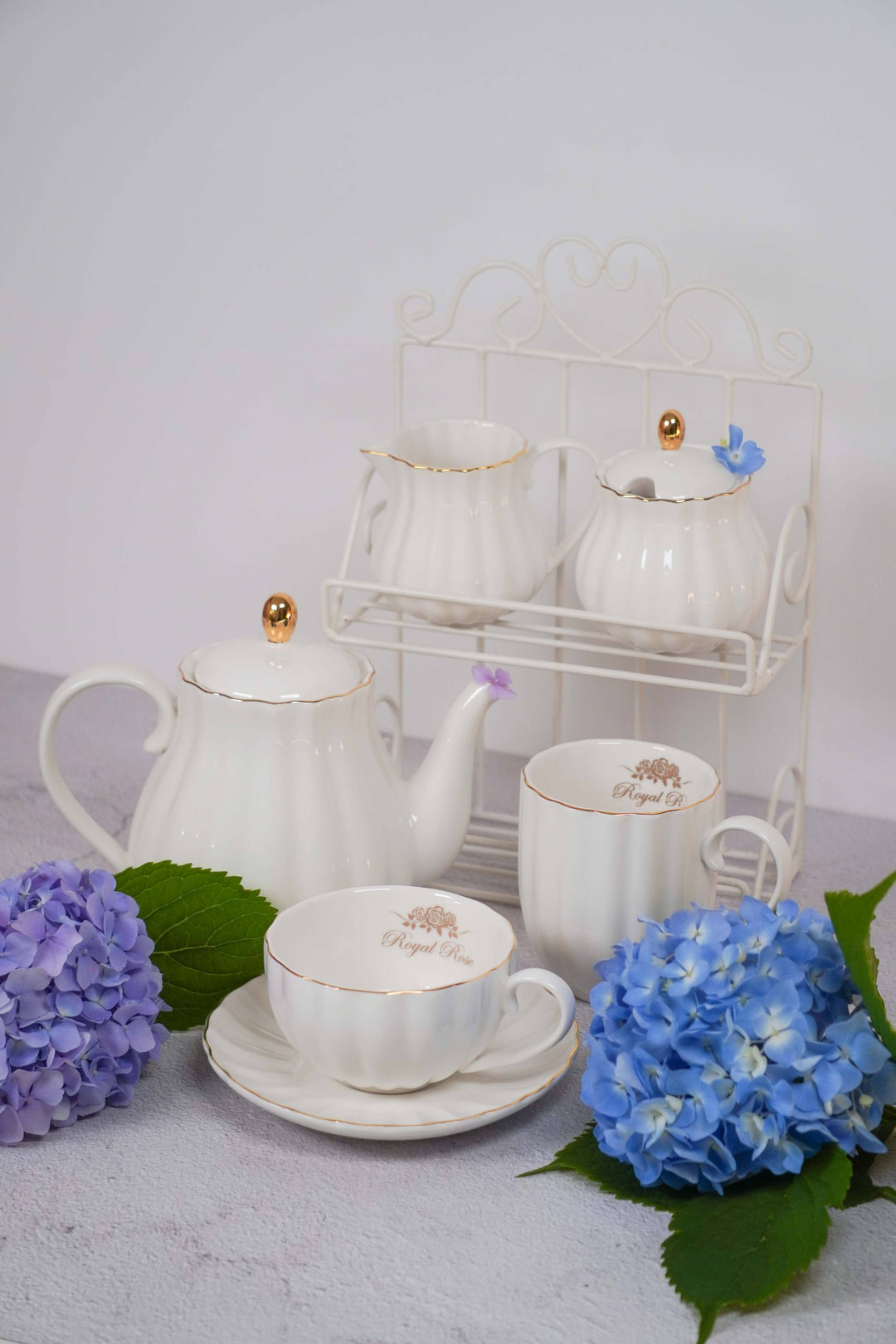 Royal Rose Tasse und Untertasse weiß mit Goldrand aus Bone China