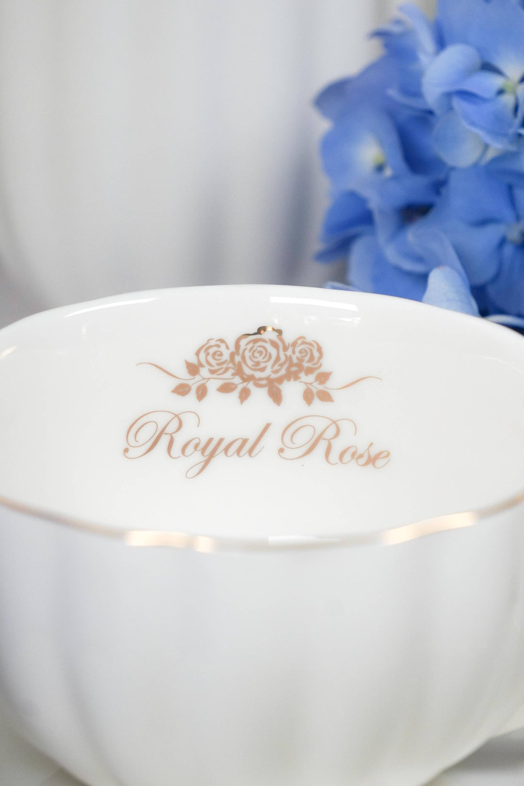 Royal Rose Tasse und Untertasse weiß mit Goldrand aus Bone China