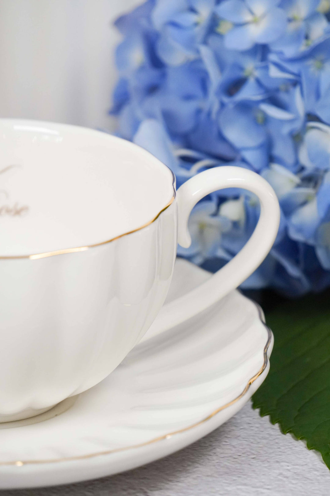 Royal Rose Tasse und Untertasse weiß mit Goldrand aus Bone China